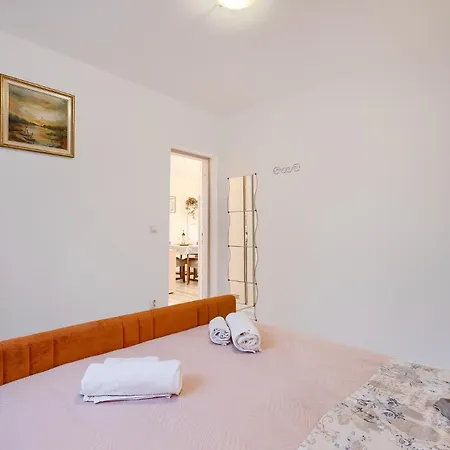 Orangine Apartment