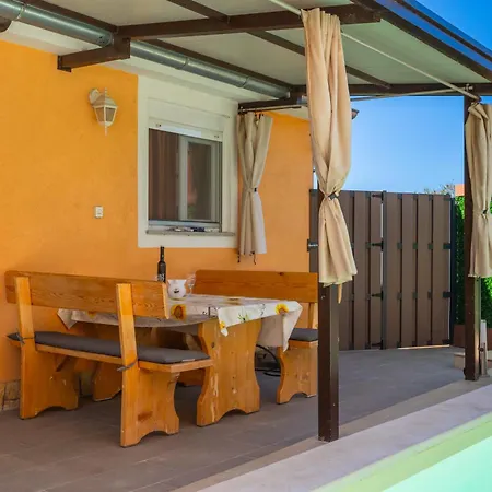 Orangine Apartment