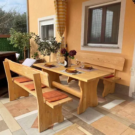 Orangine Apartment